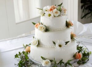 Decoração de bolo com flores comestíveis