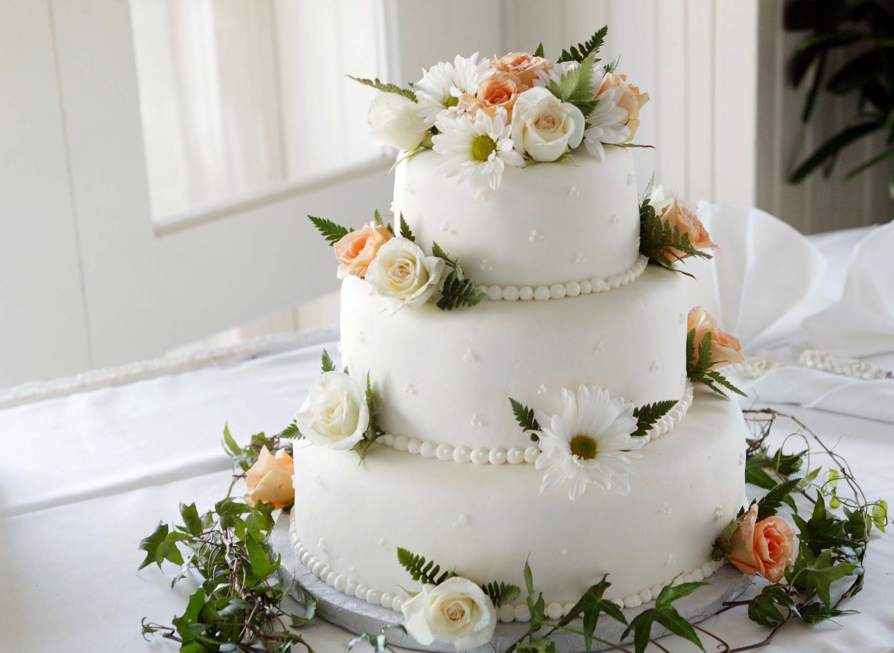 Decoração de bolo com flores comestíveis